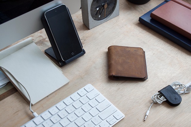kaizen wallet, brown leather wallet, slim wallet, crazy horse leather, minimalist wallet, desktop, office table, flatlay, work, workplace